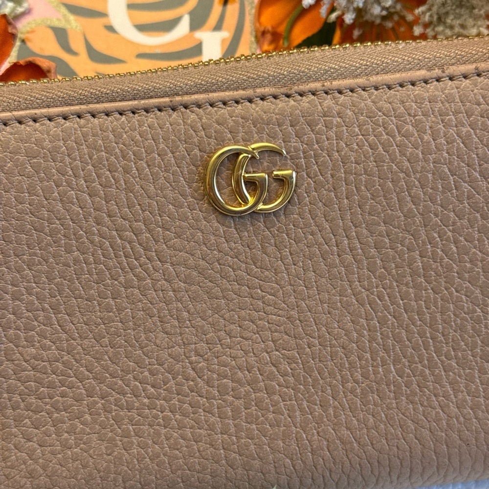 Gucci Leather Zip Around Wallet. - Picture 4 of 14